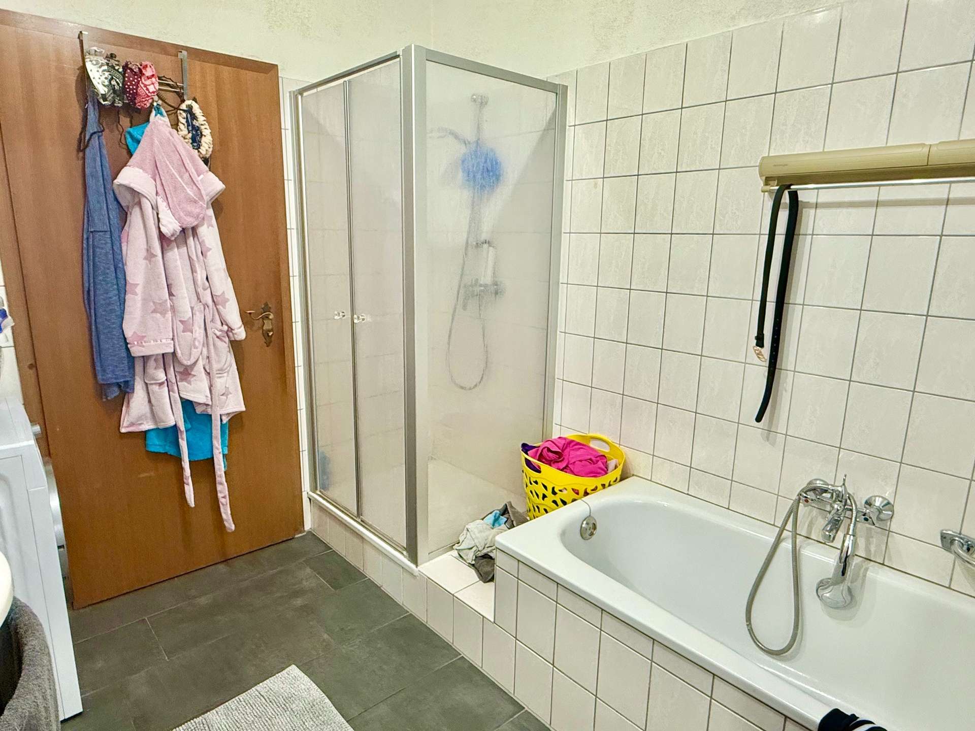 Helle Obergeschosswohnung mit Balkon und Stellplatz in guter Lage!